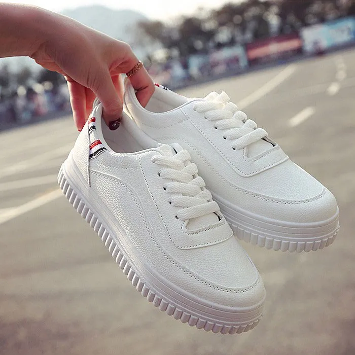 Giày Sneaker Trắng Basic: Item "Must-Have" Cho Mọi Tủ Đồ